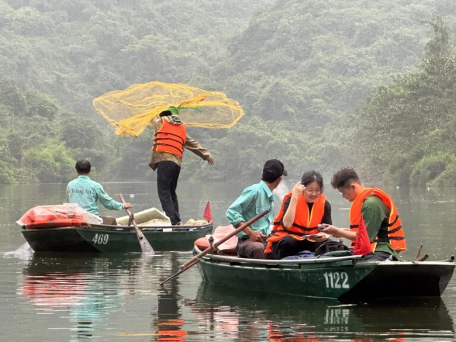 Fish survey by boat in Trang An